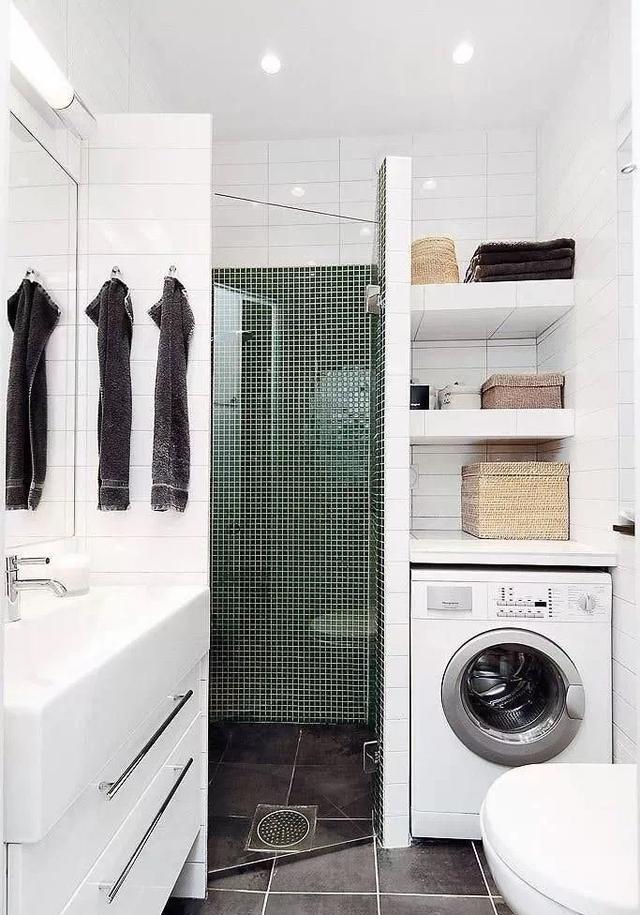 ：卫生间装修时，洗衣机挨着手盆放，不仅收纳翻倍连地漏都不用装了