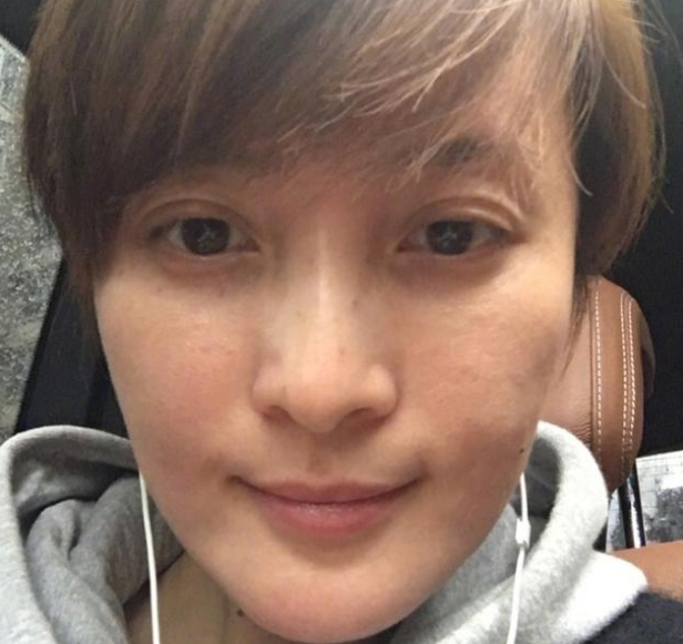 二胎|蒋勤勤43岁生二胎，产后与丈夫合照像两代人，网友：没有必要