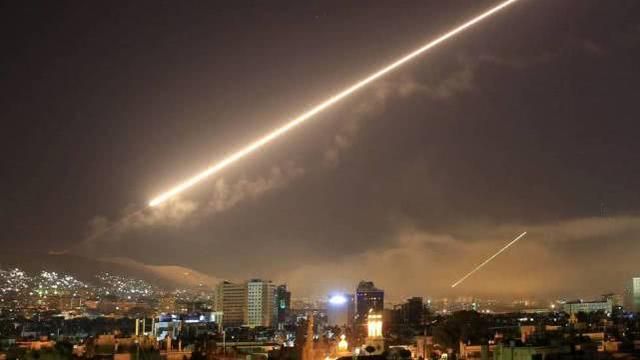 凌晨，多枚導彈刺破夜空，準確命中伊朗秘密彈藥庫，現場劇烈爆炸-圖2