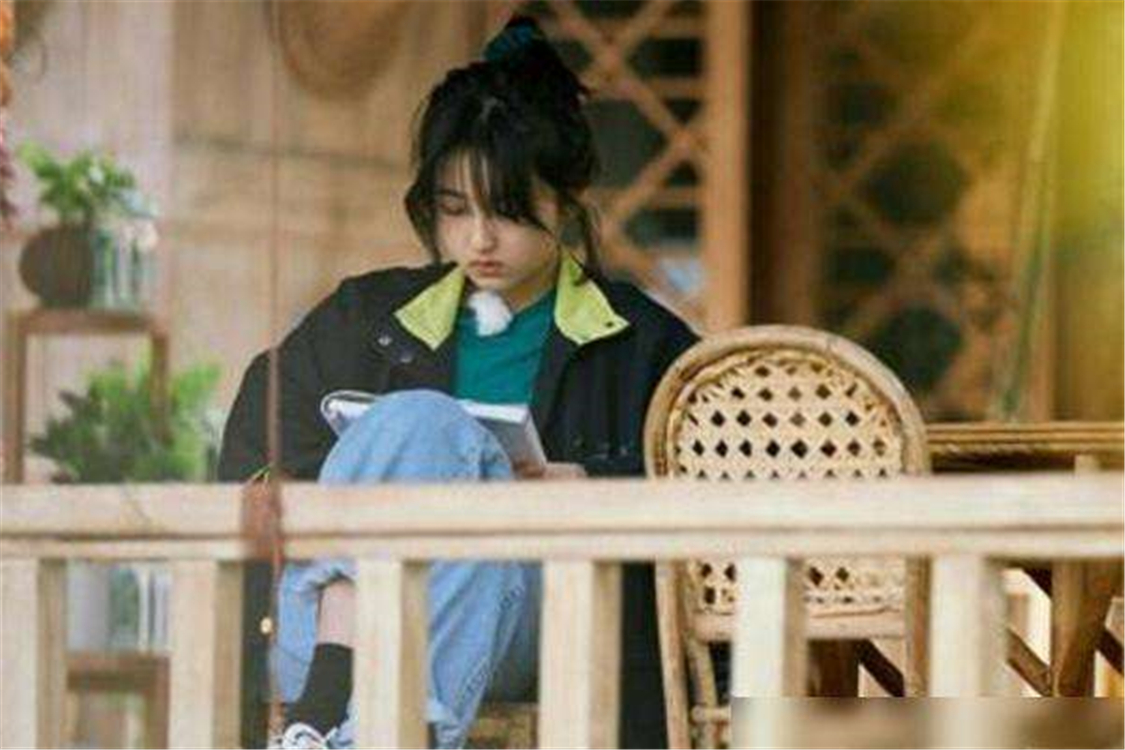 【】张子枫上节目都不忘学习，复习功课姿态认真，课本上笔记密密麻麻