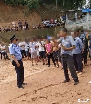 容县之声|广西这些村霸真嚣张，拦路敲诈，围攻执法民警，还想抢枪！