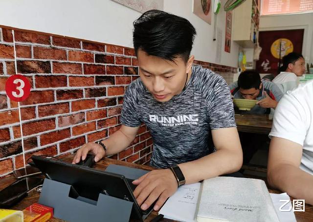 女孩@18岁妙龄女孩裸死出租房，警方追凶16年，终将凶手抓获