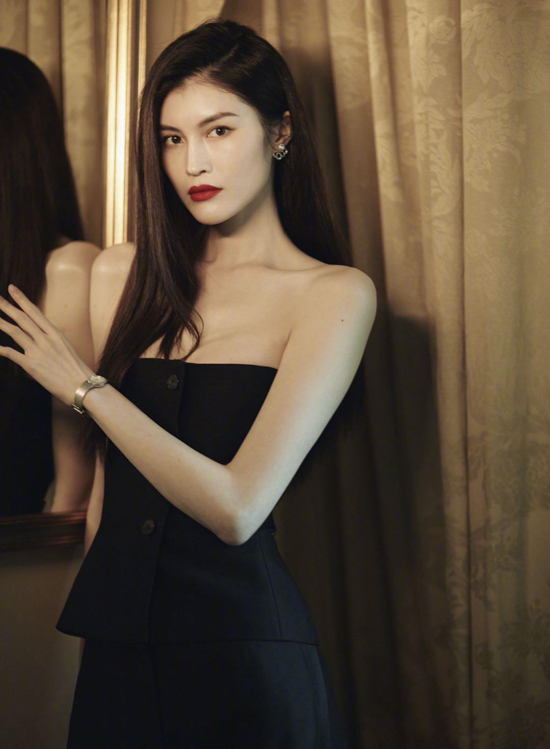 何穗|何穗不愧是衣架子，一身黑色装扮，格外显气场