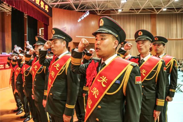 ##罕见！82集团军某旅上尉夫妻一起脱军装，携手退出现役