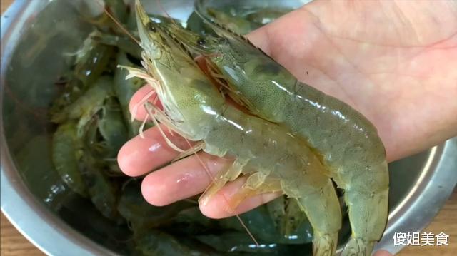 |大虾冷冻保存时,直接放冰箱就错了,教你1招,跟鲜虾一样好吃