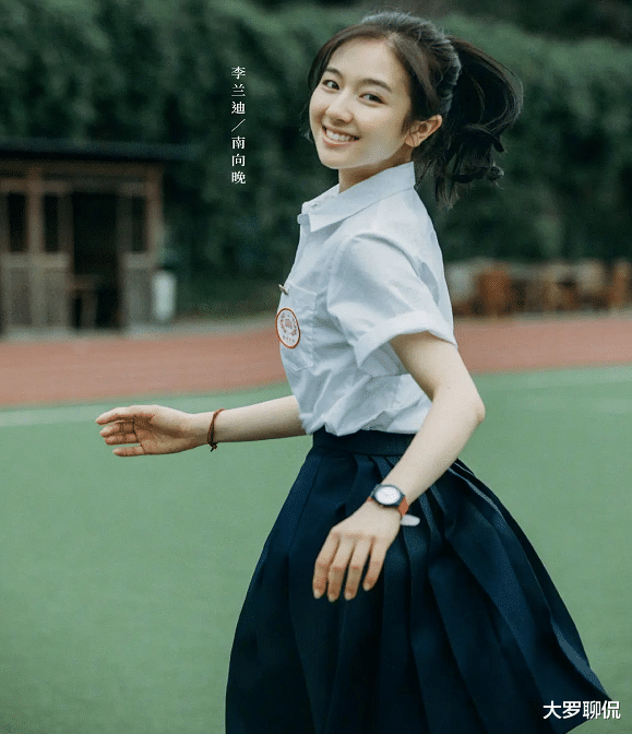 「李兰迪」李兰迪新剧再穿校服，我却被她身后的女二迷住，这颜值男主不爱才怪