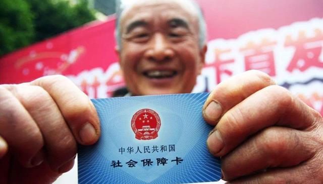 |退休人员注意，10月1日起，养老金有变化，该地全部“统一”标准