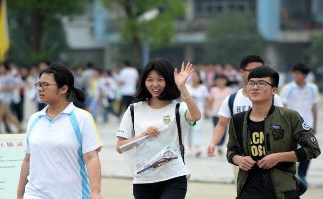 考研|“老师我不想考了”，高考考生弃考遭拒后，当场崩溃倒地又哭又笑