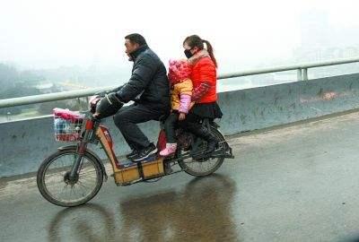 『电动车』继一盔一带后，电动车又有新规实施，一允许两禁止，车主：别骑了