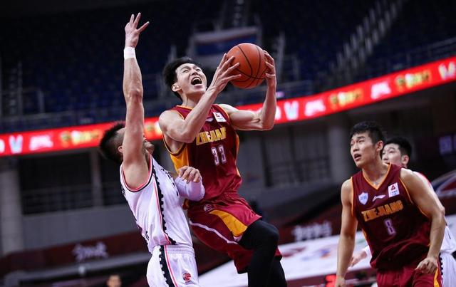 张子枫|郭艾伦搂着吴前的脖子：48分的后浪值得敬畏！今晚22点CBA4强出炉