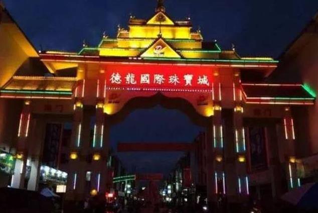 翡翠|翡翠也能在地摊上卖？带你看经济效益巨大的地摊翡翠