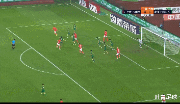 北京国安|韩国主裁不看VAR,直接吹点球!国安急了:5人围上,抗议无效