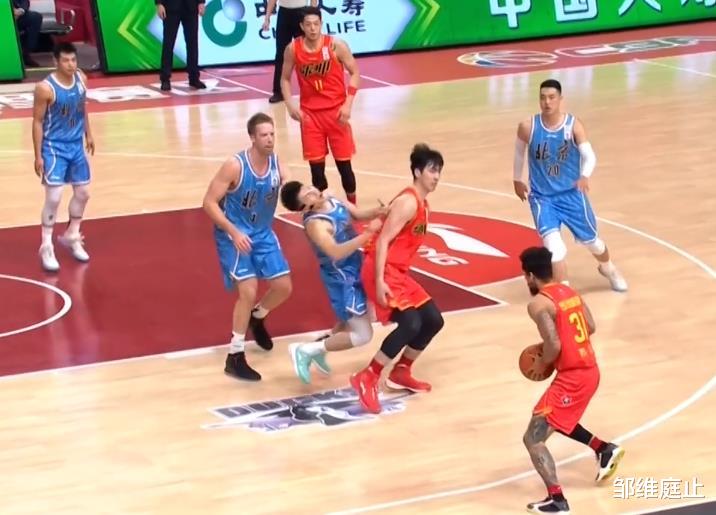 深圳男籃|不滿判罰！解立彬帶著全隊離場放棄比賽，這會遭到聯盟的重罰