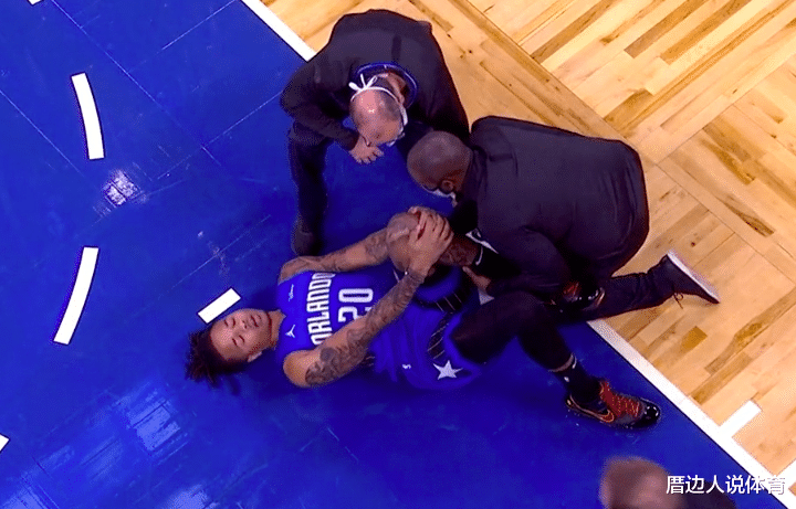 富尔茨|状元重伤！富尔茨无接触左膝扭伤倒地，表情痛苦被轮椅推出场