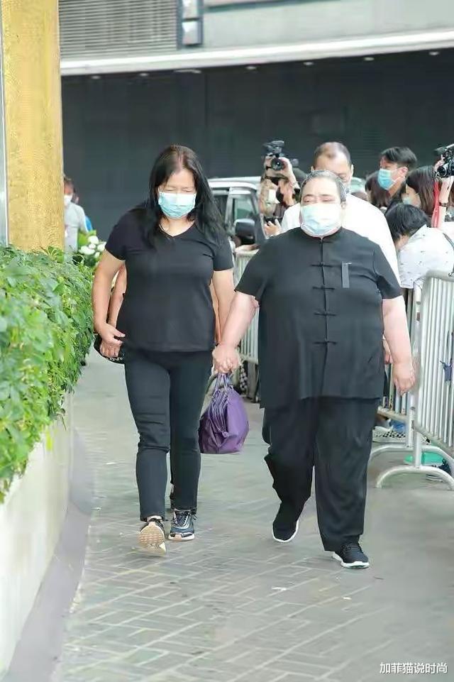 赌王|何猷君抱儿子亮相赌王灵堂!才8个月身高惊人,西装小皮鞋超有范