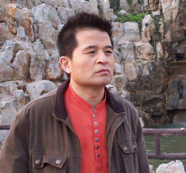 毕福剑|毕福剑献唱助农晚会！与美女插科打诨宝刀未老，观众冒雨撑伞捧场