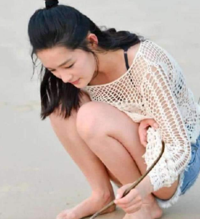 李沁|李沁有多撩？看她蹲在沙滩上的样子，网友：这小脚丫是认真的？