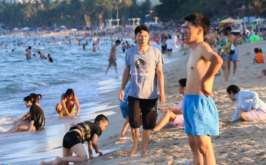 『徐汇』越南芽庄海滩封闭一个月之后再开放，上千人齐聚海边