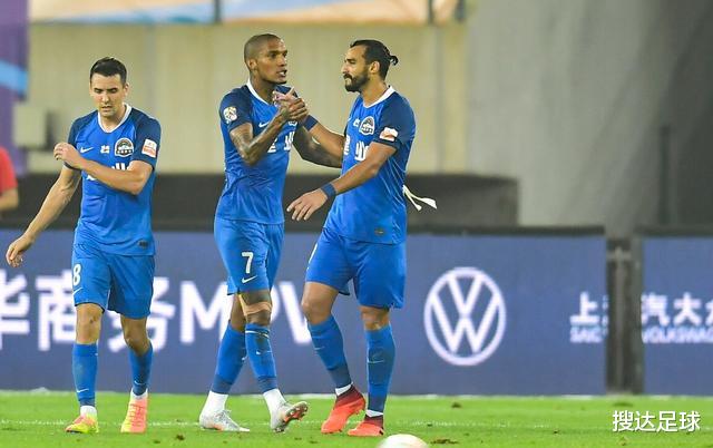 中国足协|2-1逆转！他们没有主教练却掀翻中超土豪，29岁锋霸疯狂滑跪庆祝