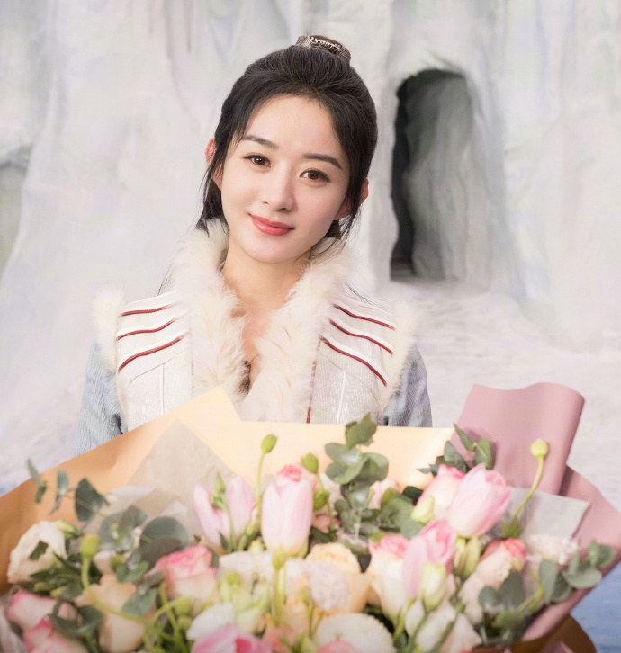 『王一博』《有翡》杀青现场照流出，王一博古装长发太帅气，手捧鲜花笑容满面
