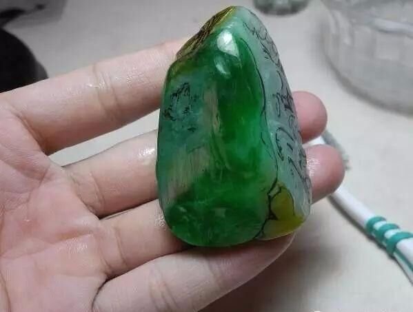 [翡翠]俏色巧雕，玉雕师这样设计三彩翡翠原石！