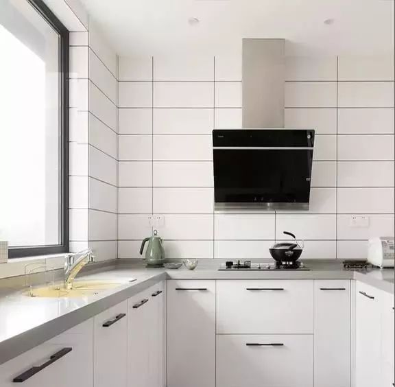 |越来越多人厨房都不装吊柜了，现在流行这样装，效果真是棒！