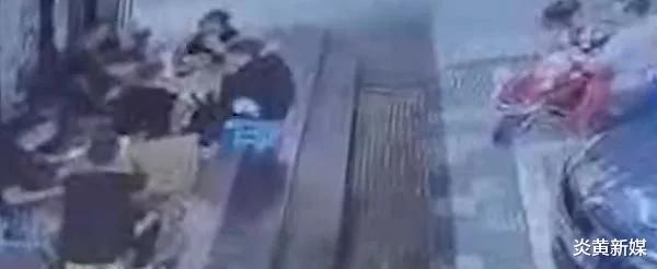 炎黄新媒|女子吃夜宵遭陌生男子殴打、扇巴掌！打人者称：想交朋友把她当成男的了？