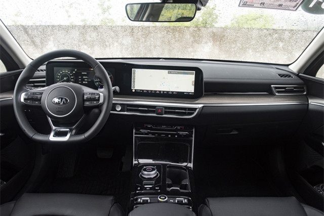 起亚K5|这才是年轻人开的车，它比奥迪气派，241马力+8AT，才16.18万