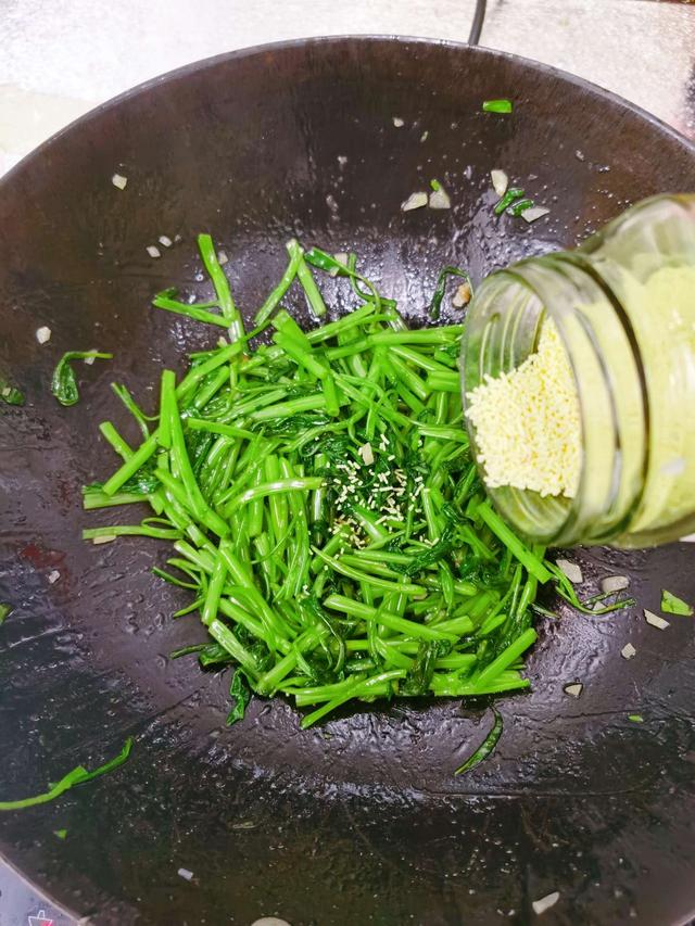 「空心菜」它是“肠道推粪机”，润肠通便，吃一次排空宿便，轻松又舒坦