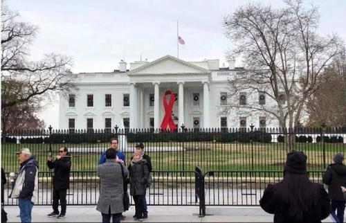 「」此次‘战疫’迫使老美经济加速衰退，