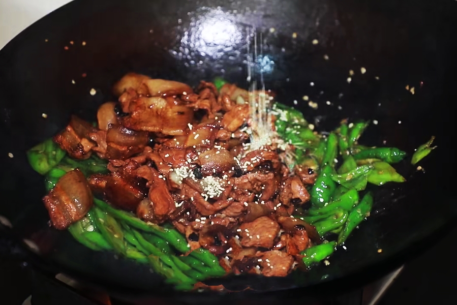 「辣椒炒肉」辣椒炒肉改版了，这样做太香了，还没来得及拍照就吃完了