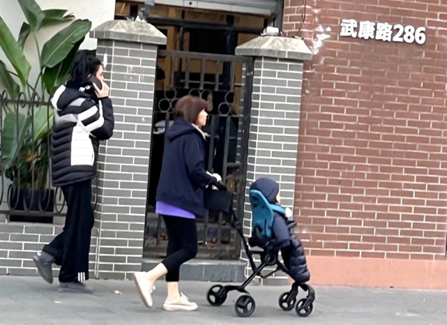 偶遇奚夢瑤帶兒子散步，一歲何廣燊皮膚白皙身材壯實，嬰兒車快要容納不下他-圖3