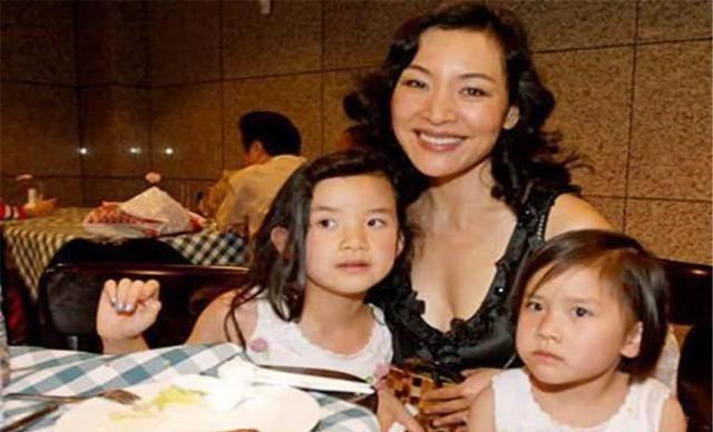 【陈冲】陈冲自曝太宠女儿，无时无刻展现母爱，网友：你弃养的双胞胎呢