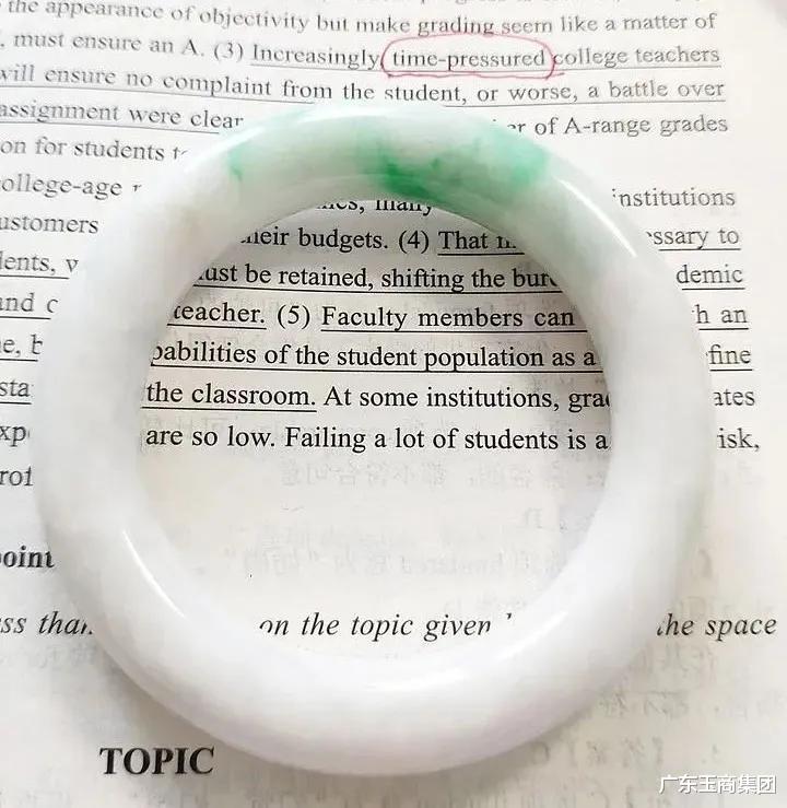 「翡翠手镯」三位数的翡翠手镯长什么样?能戴出手吗?