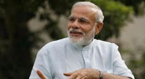 [印度]大批战机飞越喜马拉雅山，坦克犹如一条蜿蜒长龙，俄：局势很紧张！