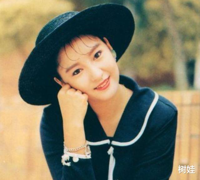 「米雪」64岁米雪相约妹妹爬山相聚享受亲情乐，三姐妹罕见同框米雪显年轻