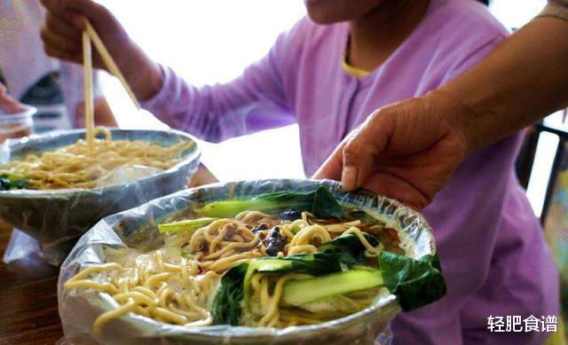 聚丙烯|吃早点时，老板在碗上套个“塑料袋”，热汤直接装，不怕有毒吗？