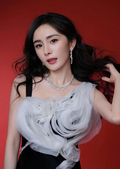 杨幂|同一批85小花都当金鹰女神，为何杨幂选不上？这一点原因，太扎心