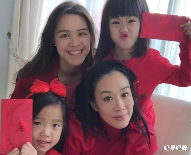 黎姿@看看黎姿三个女儿，再看看钟丽缇三个女儿，差别不是一般的明显