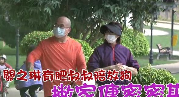 关之琳■\恋情终于确认？关之琳再度与“肥叔叔”合体散步，疑讨论购豪宅\