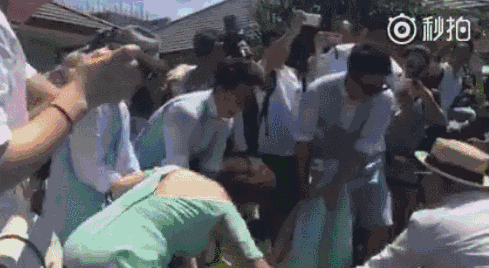 柳岩：2016年, \伴娘门\事件后, 遭\封杀\被众人孤立的柳岩, 唯独被他力捧