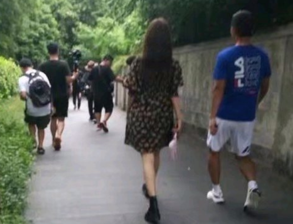 张继科|张继科与陌生女子从小区走出，看清女方是谁，粉丝：早该想到的