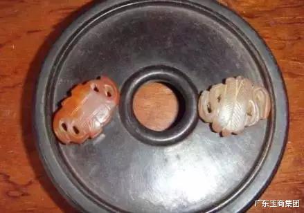 「翡翠」什么东西价值1万1克？原来是帽子上的它！