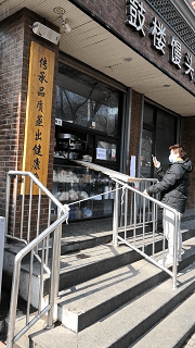 |“公司的美女同事和老公离婚了，现在我和她一起，我要怎么安慰她？”哈哈哈