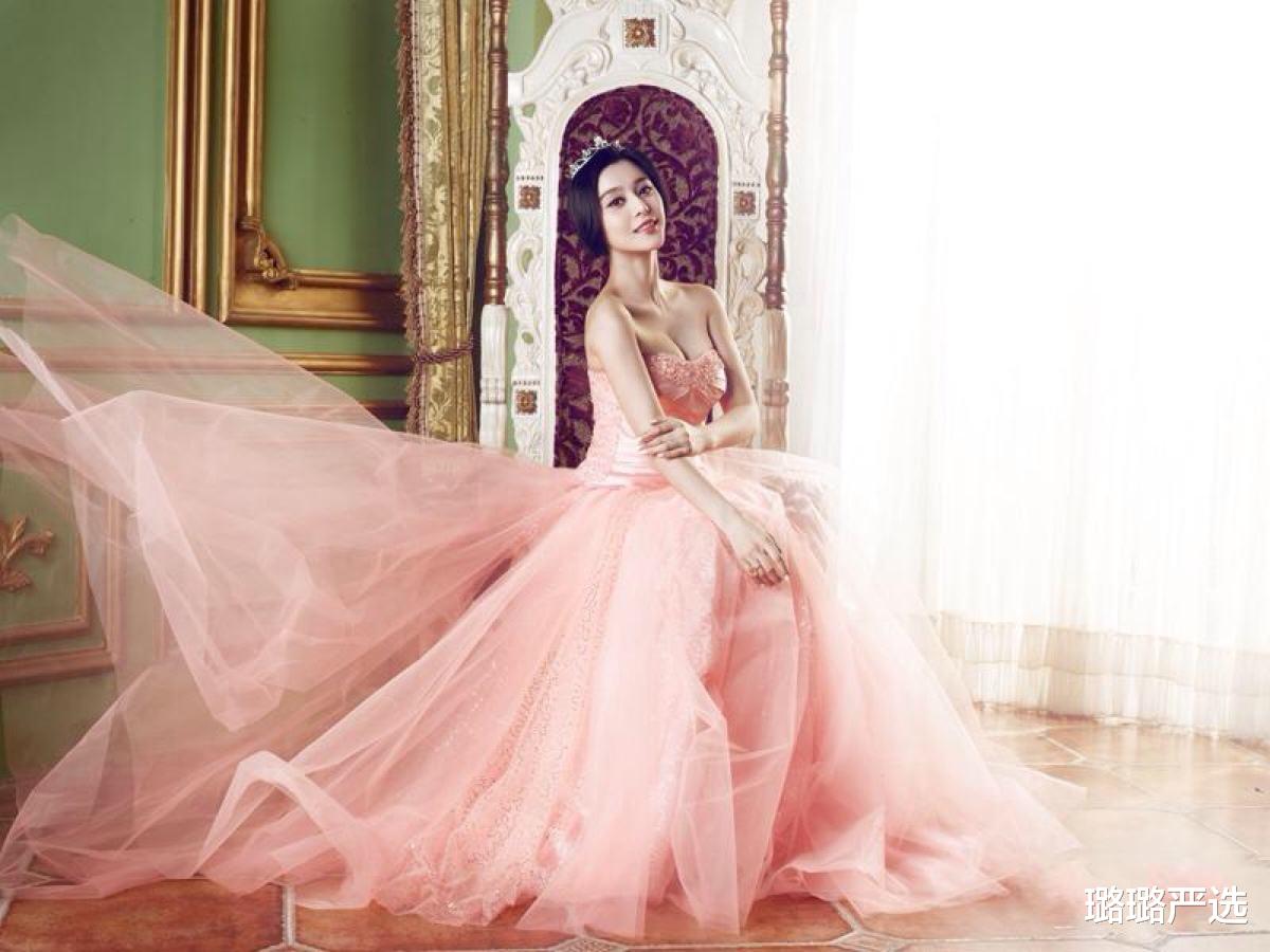 短发▲范冰冰真有国际范！穿格子裙高级又美艳，短发魅力不减