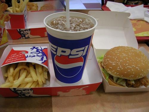 『』为啥你冻的冰块是白的，而快餐店却是透明的？店员：不只是因为水