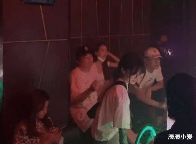 王思聪|王思聪与新欢现身酒吧，拿50多万红酒庆祝，新女友害羞捂脸