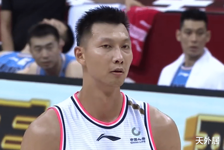 北京男篮|易建联绝境救主！CBA之神一战定乾坤，仅8次出手18+14创纪录