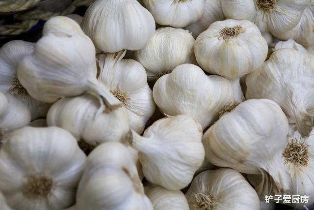 「」原来保存大蒜这么容易，放1年不变质不长芽，大蒜涨价也不怕