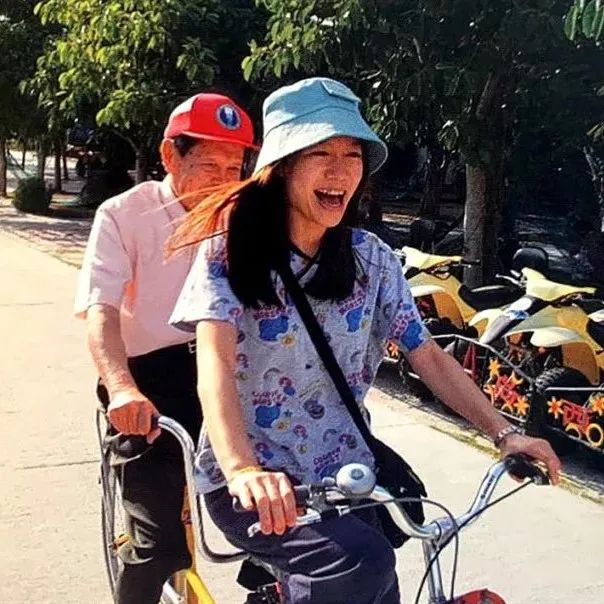 翁帆|98岁杨振宁与44岁妻子近照曝光：翁帆这16年经历了什么？